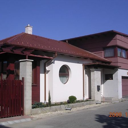 Besenyei Apartman Sárvár Buitenkant foto