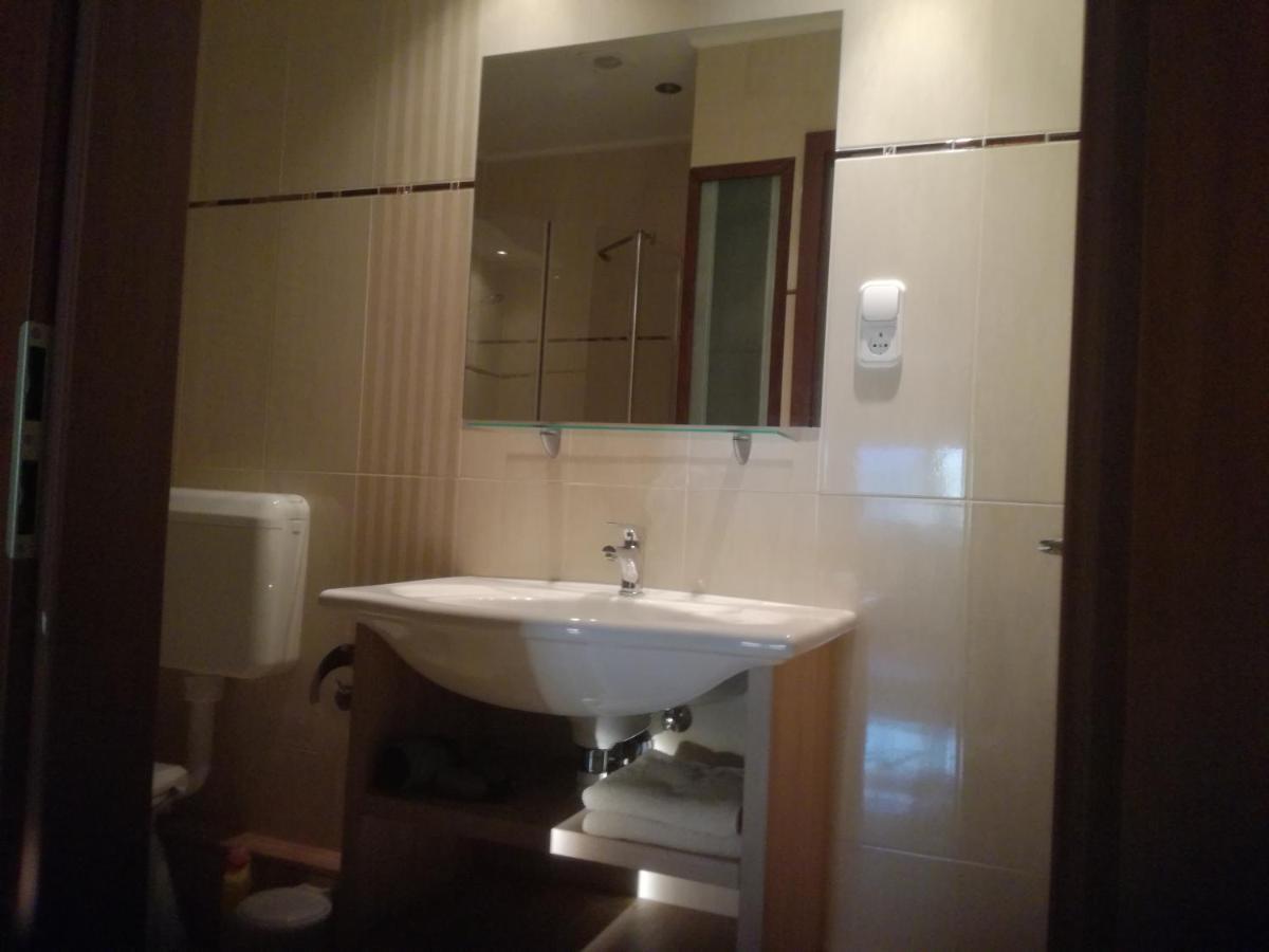 Besenyei Apartman Sárvár Buitenkant foto